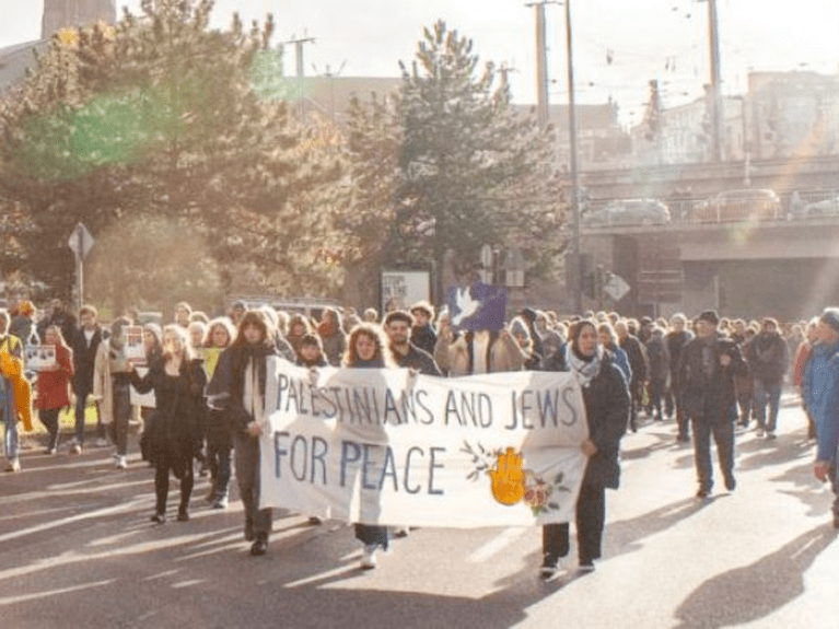Zu sehen ist eine Demonstration von den Palestinians and Jews for Peace.
